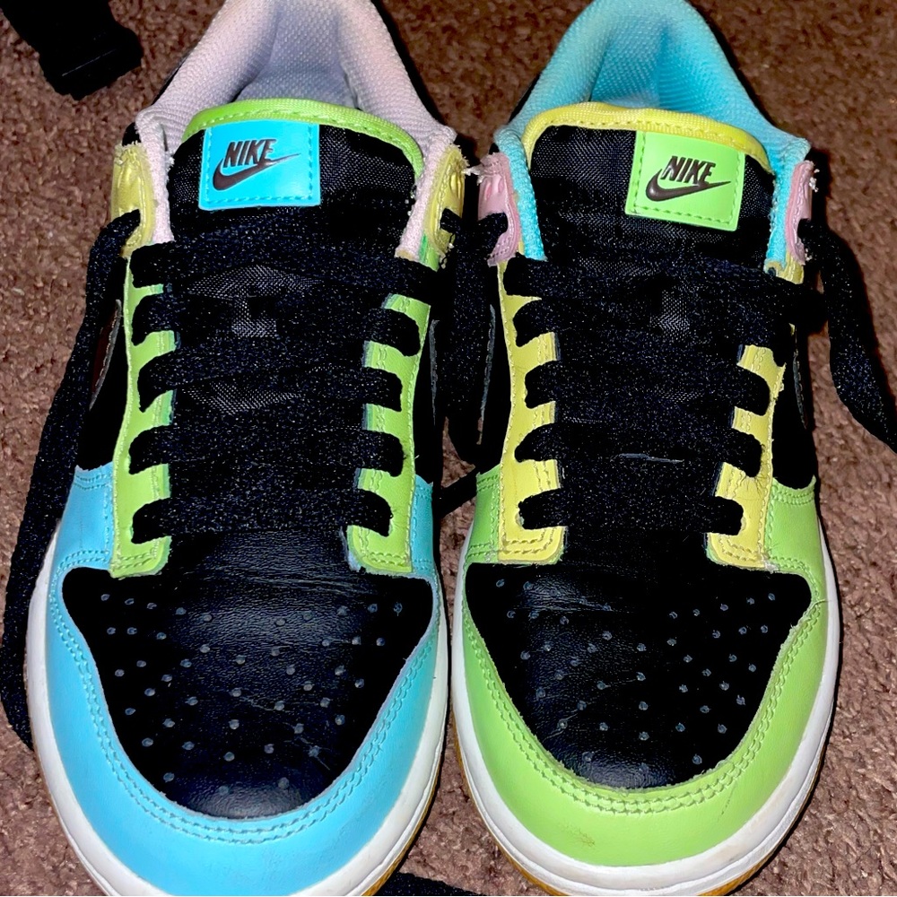 Unisex size 4 dunks